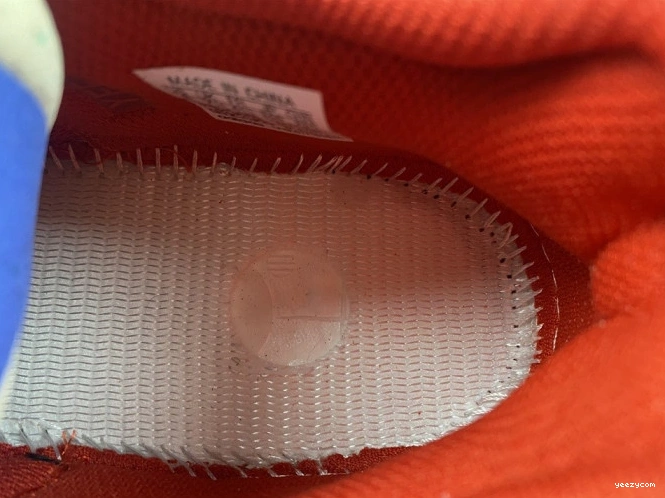 700 HQ6979 Yeezy Hi-Res Adidas Boost Red 0910